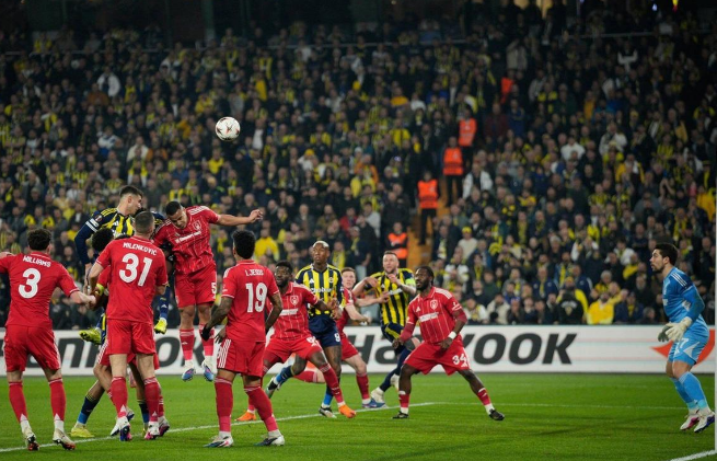 Debut Mewah Vitor Pereira: Forest Lumat Fenerbahce 3-0 di Istanbul, Stuttgart Rusak Pesta 1.000 Laga Martin O’Neill