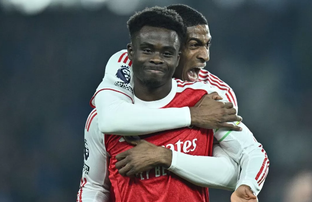 Saka Bawa Arsenal Melesat: Kemenangan Tipis di Amex Mantapkan Cengkeraman di Puncak